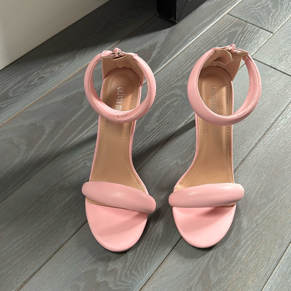 Worn for an hour Indoors before outfit change for show brand new, no scuff marks